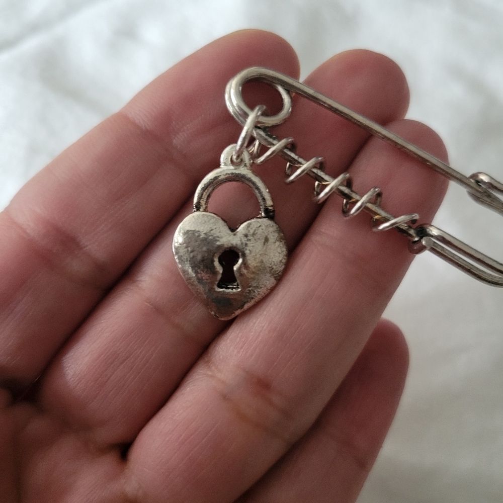 Silver Heart Locket Fashion Brooch Pin Large Safety Pin NWT - Picture 6 of 6